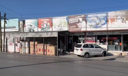 Un negocio de venta de ollas invade toda la banqueta en Presidente Cárdenas