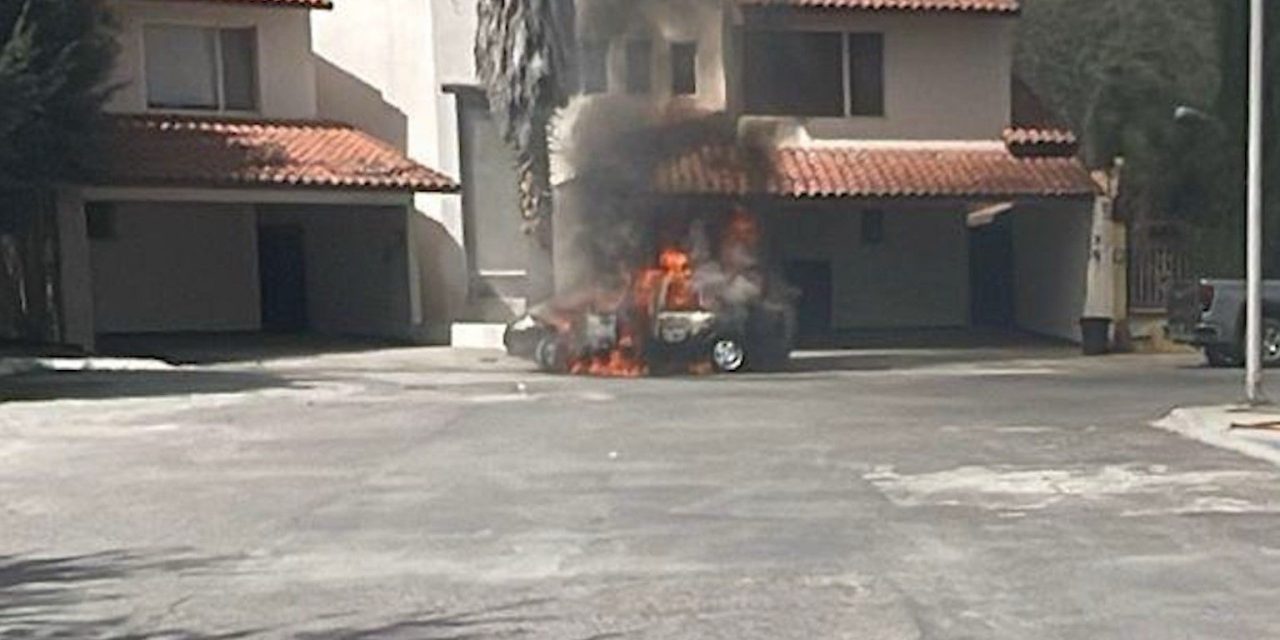 Vehículo registra pérdida total tras incendio al norte de Saltillo