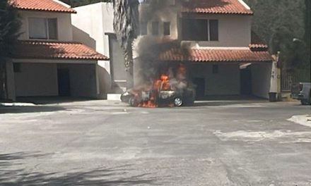 Vehículo registra pérdida total tras incendio al norte de Saltillo