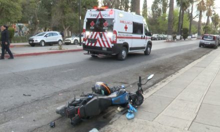 Vehículo embistió a motociclista en el centro de Saltillo