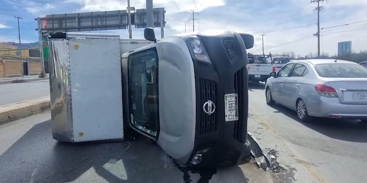 Volcadura en boulevard Nazario Ortiz deja daños materiales y caos vehicular