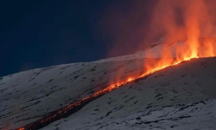 Fuerte erupción en el volcán Etna en Italia eleva la alerta para la aviación a código rojo