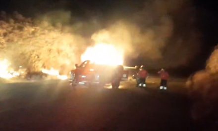 Vuelca y se incendia auto en Monclova