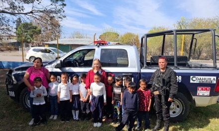 Llevan programa ‘Mi Amigo Policía’ a estudiantes de preescolar en Múzquiz