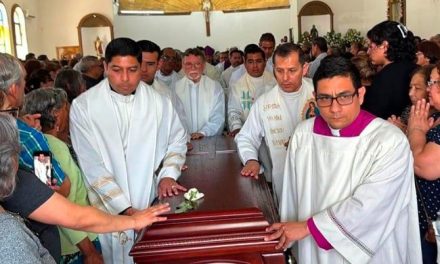 Dan último adiós al padre Badillo