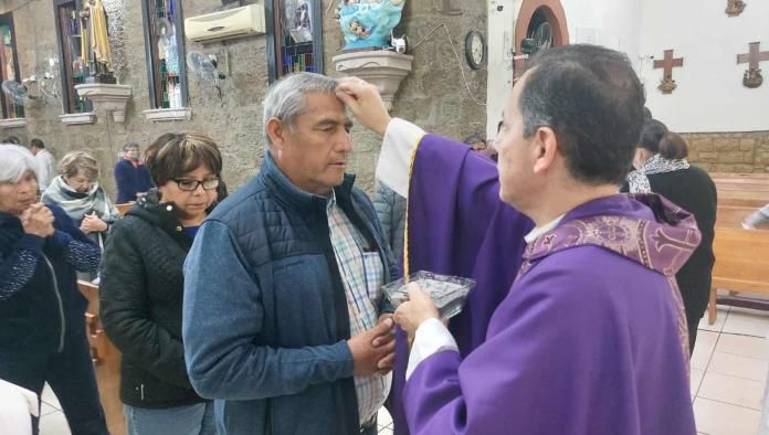 Católicos inician Cuaresma con el Miércoles de Ceniza en Sabinas