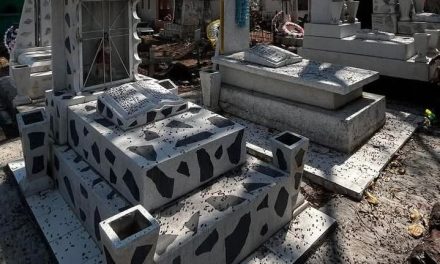 Cae mujer en una lápida en panteón de Nueva Rosita
