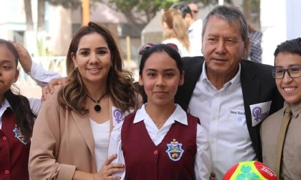 Óscar Ríos respalda la educación en San Juan de Sabinas