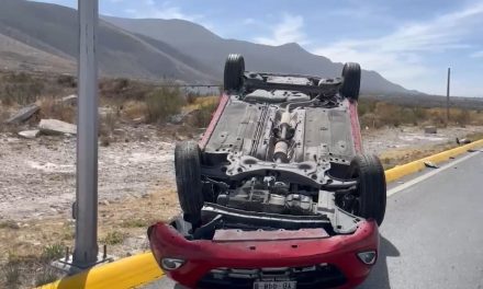 Aparatosa volcadura se registró en el bulevar Otilio González