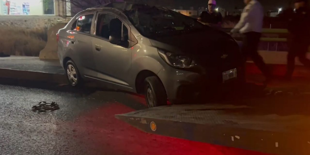 Choca camioneta y vuelca en Saltillo