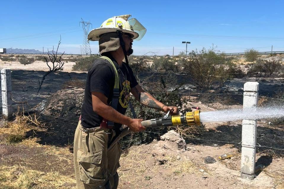Evitan bomberos de San Pedro que incendio se expanda a la Torreón-Saltillo