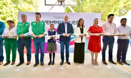 Entrega Román Cepeda cancha cívica en la primaria ‘Emiliano Zapata’