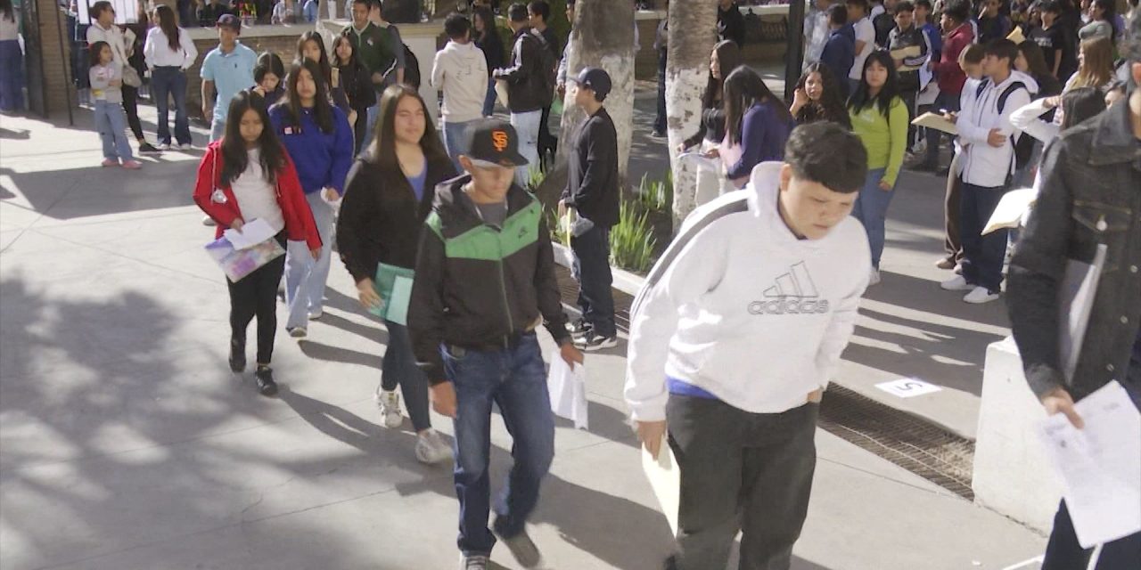 Más de 8 mil jóvenes presentan examen para bachillerato de la UAdeC