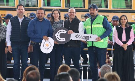 Entrega Manolo Jiménez unidades de transporte escolar