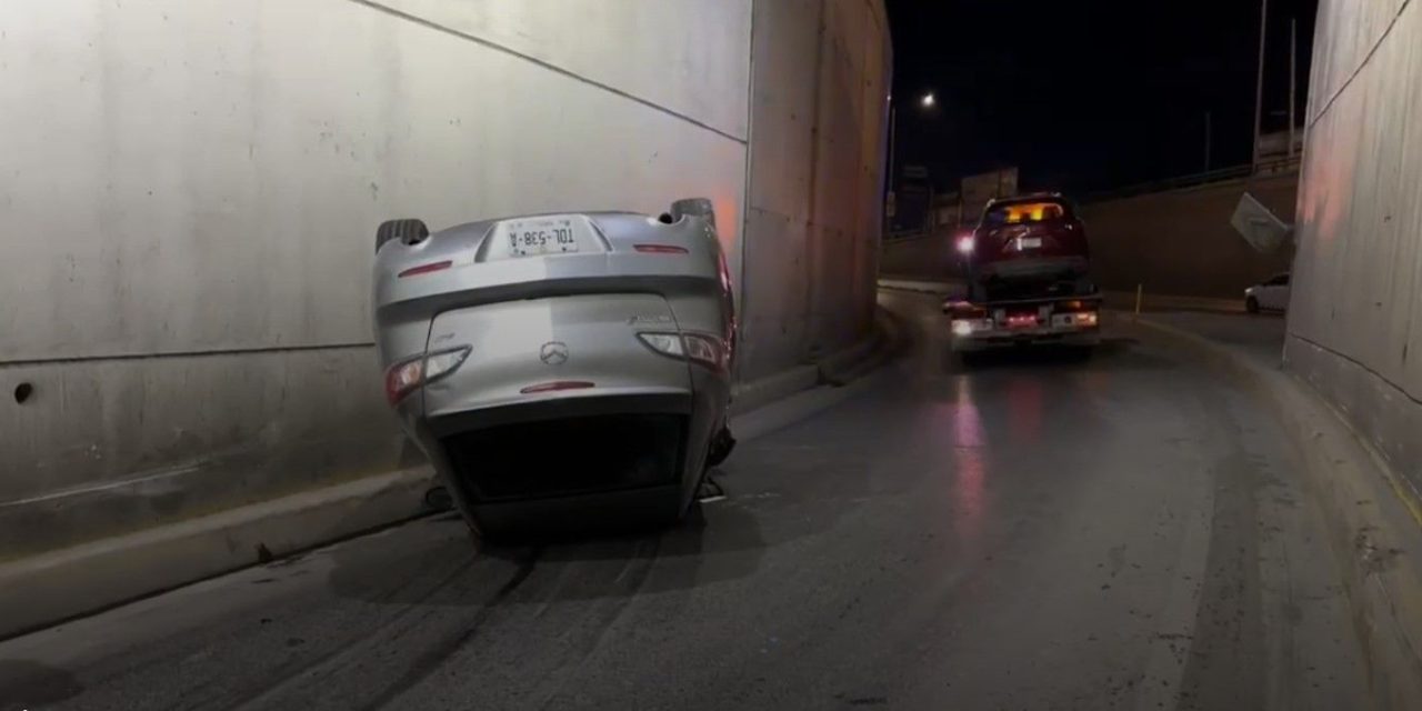 Hombre acaba volcado por acelerado en Saltillo