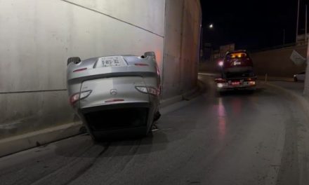 Hombre acaba volcado por acelerado en Saltillo