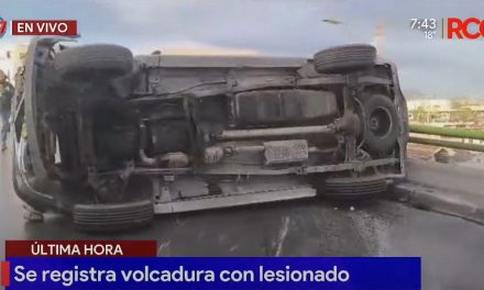 Auto se voltea en pleno V. Carranza durante la mañana