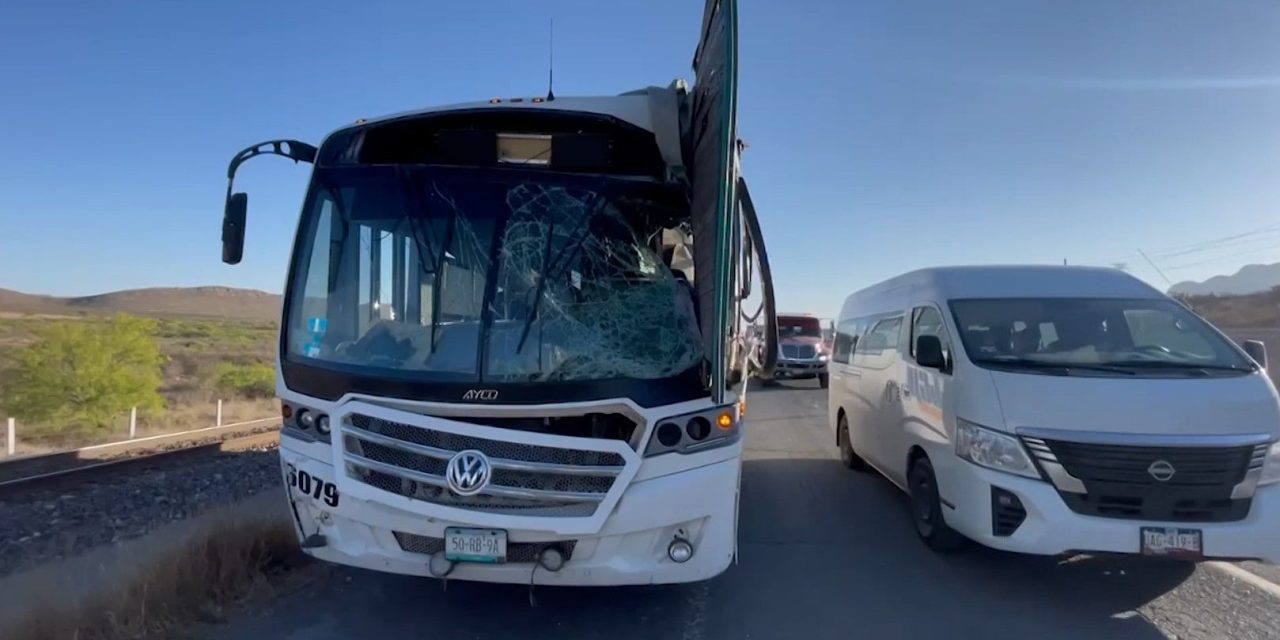 Accidente en la carretera a Zacatecas deja considerables daños materiales