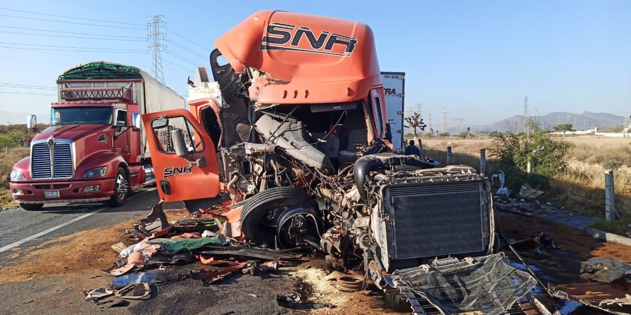 Tráiler queda destrozado tras choque frontal en el Libramiento Norponiente