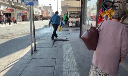 Las banquetas de la calle Aldama siguen en malas condiciones