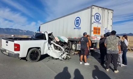 Aparatoso choque en carretera a Derramadero deja dos personas lesionadas
