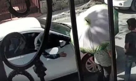 Video: Mujer de 70 años es arrastrada por el suelo tras violento asalto en Monterrey
