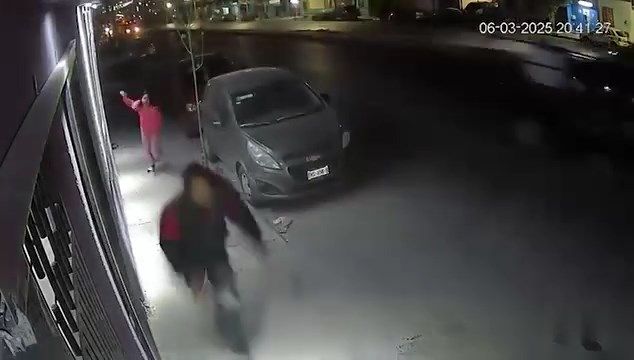 Ramos Arizpe: Hombre le roba un celular a una mujer y queda captado por cámaras de seguridad