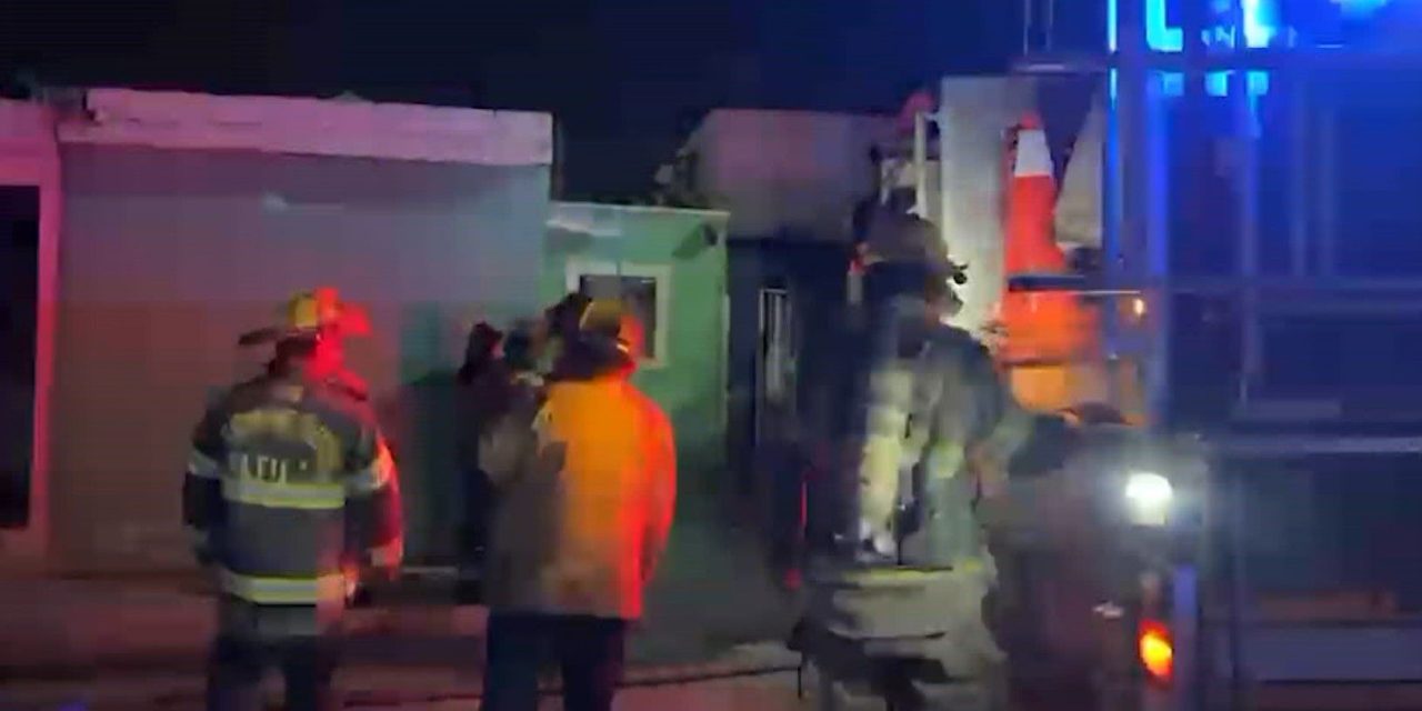 Atiende bomberos incendio en casa en Saltillo