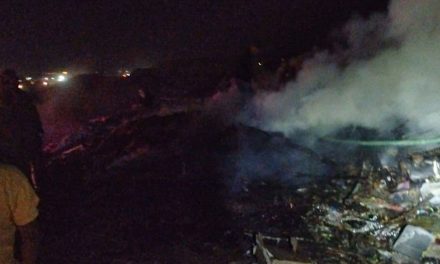 Bomberos sofocan incendio en relleno sanitario
