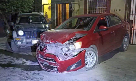 Saltillo: Ebrio no vio la curva a tiempo, avanzó de frente y chocó un vehículo