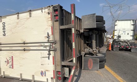 Vuelca camión de carga en la carretera Saltillo-Monterrey; tráfico afectado