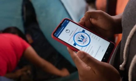 EE.UU. lanza nueva aplicación para que los migrantes se autodeporten