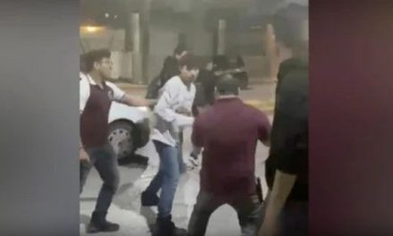 Video: Hombre agredía a su novia afuera de su escuela y su maestro se pelea por defenderla