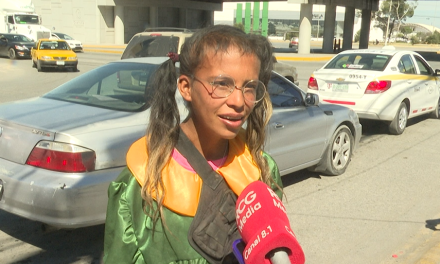 Saltillo: Limpia parabrisas se roban el corazón de Los automovilistas porque van caracterizados