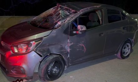Saltillo: Hombre inicia el caos tras chocar; termina volcado y empieza una riña