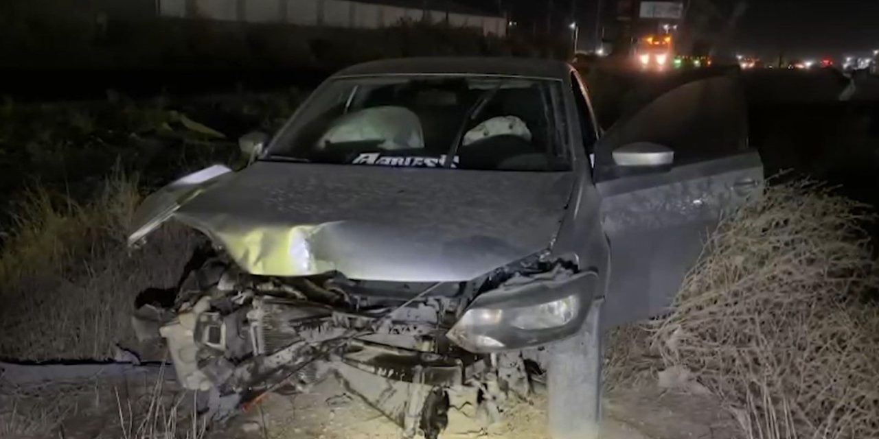Choca auto con barrera metálica en el Libramiento Flores Tapia