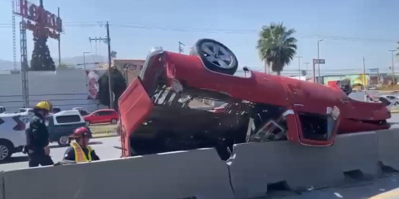 Choca contra ballenas de concreto, vuelca y huye en Saltillo