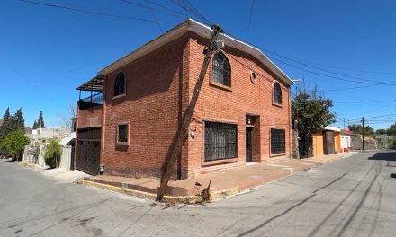 Cuelga poste de los cables en la Privada Narro en Saltillo