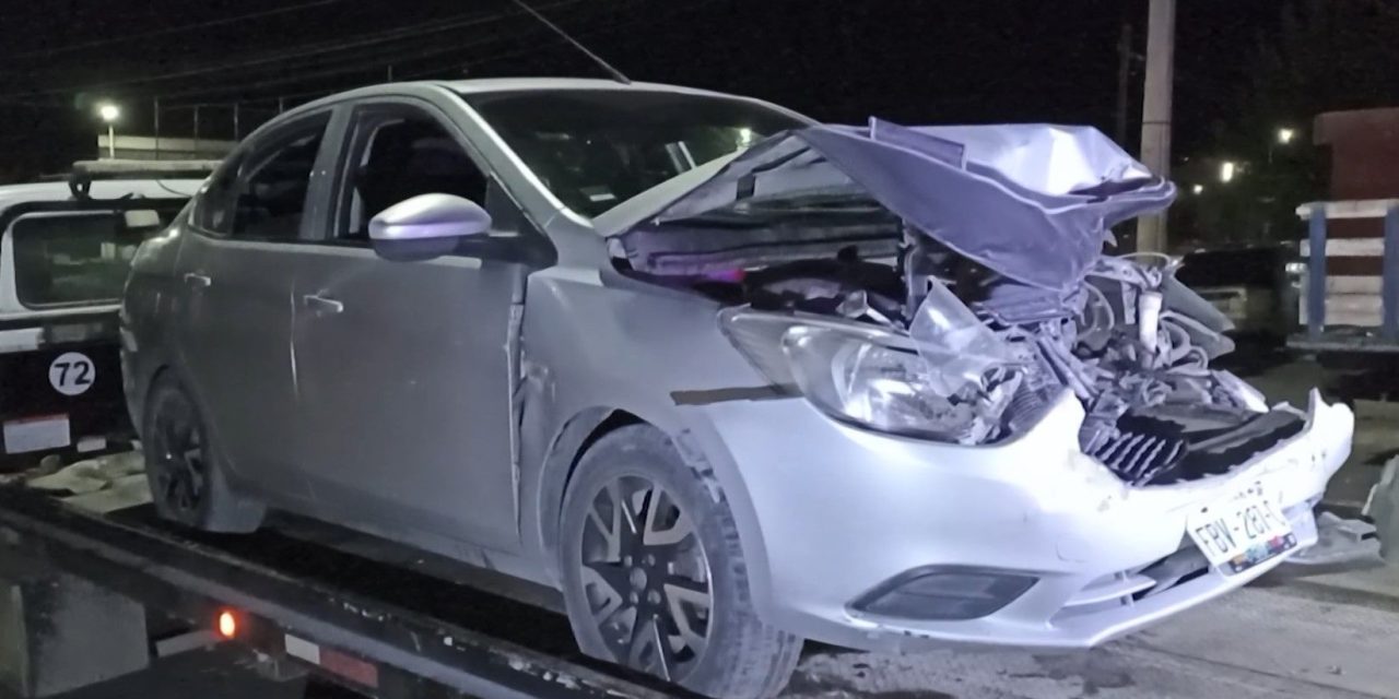 Conductor destroza su auto por acelerado en Saltillo