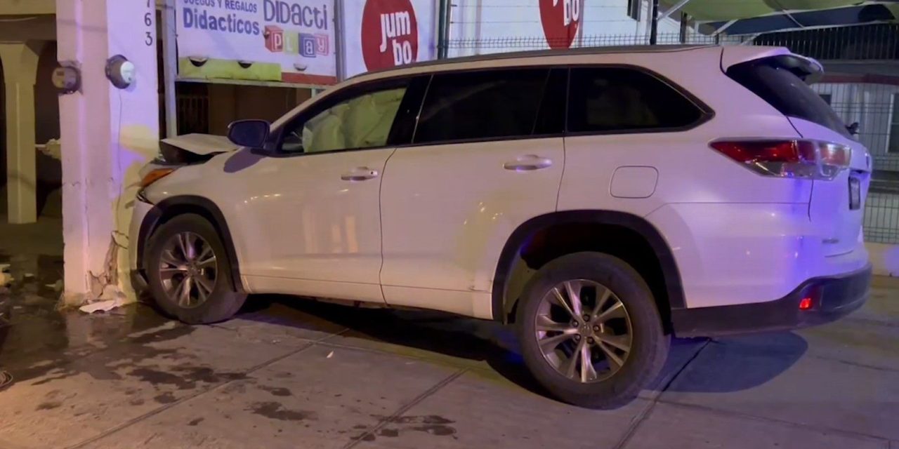 Derriba poste y choca contra barda en Saltillo