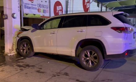 Derriba poste y choca contra barda en Saltillo