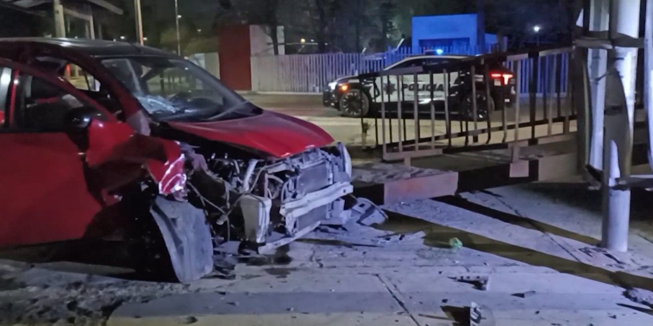 Ebrio conductor destroza su coche contra puente en Saltillo y queda detenido