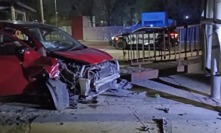 Ebrio conductor destroza su coche contra puente en Saltillo y queda detenido
