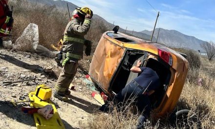 Dos heridos arrojó una volcadura sobre la carretera Los Pinos