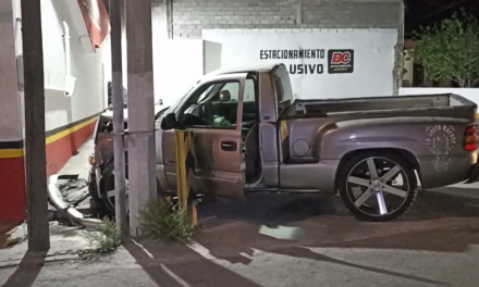 Saltillo: Choca contra negocio tras dormitar conductor presentaba aliento alcohólico
