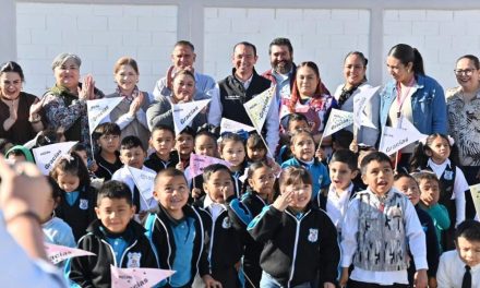 Entrega alcalde de Acuña barda perimetral en jardín de niños