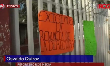 Padres de familia se manifiestan a las afueras de la primaria Ignacio Zaragoza en la Zapalinamé