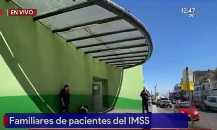 Familiares de pacientes del IMSS en la Clínica 1 soportan condiciones climáticas extremas