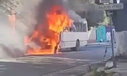 Terror en la ruta 13B de Saltillo; camión comenzó a arder con pasajeros a bordo