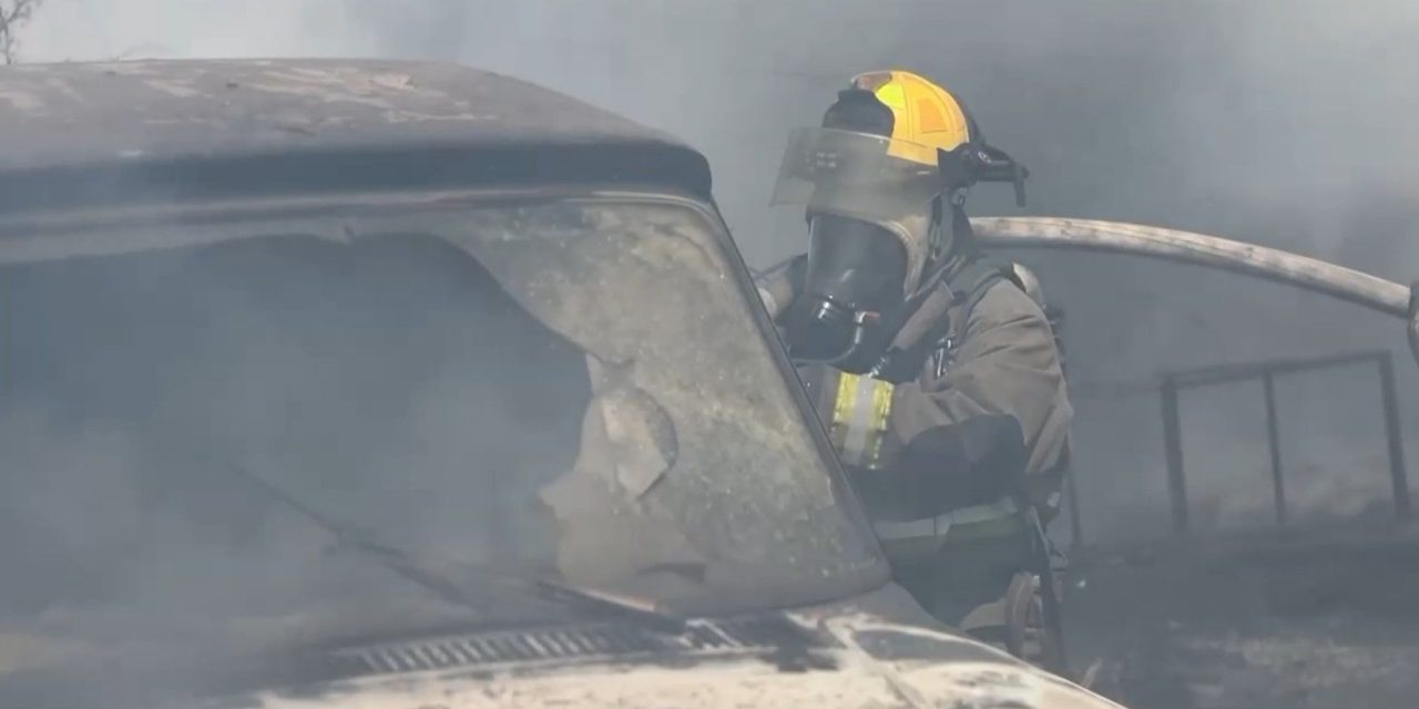 Incendio consume predio baldío y vehículo en la colonia Virreyes